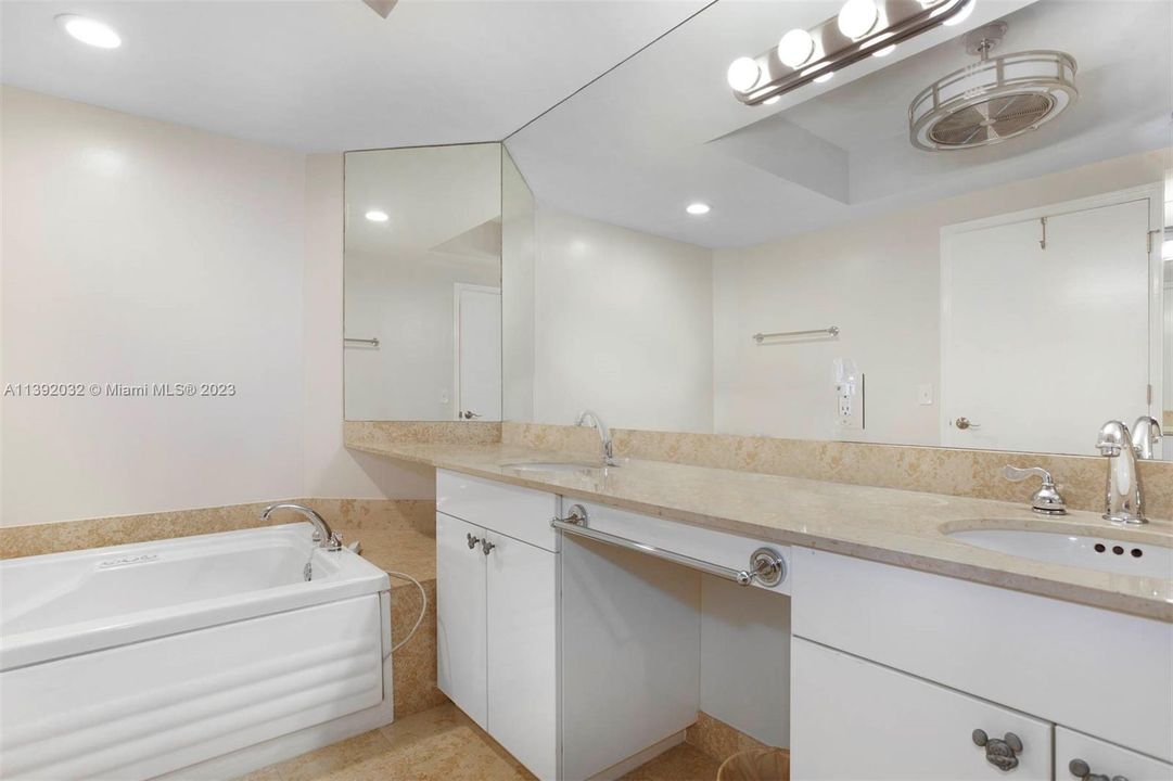Recently Sold: $1,350,000 (2 beds, 2 baths, 1490 Square Feet)