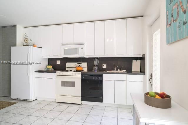 For Sale: $269,000 (1 beds, 1 baths, 635 Square Feet)