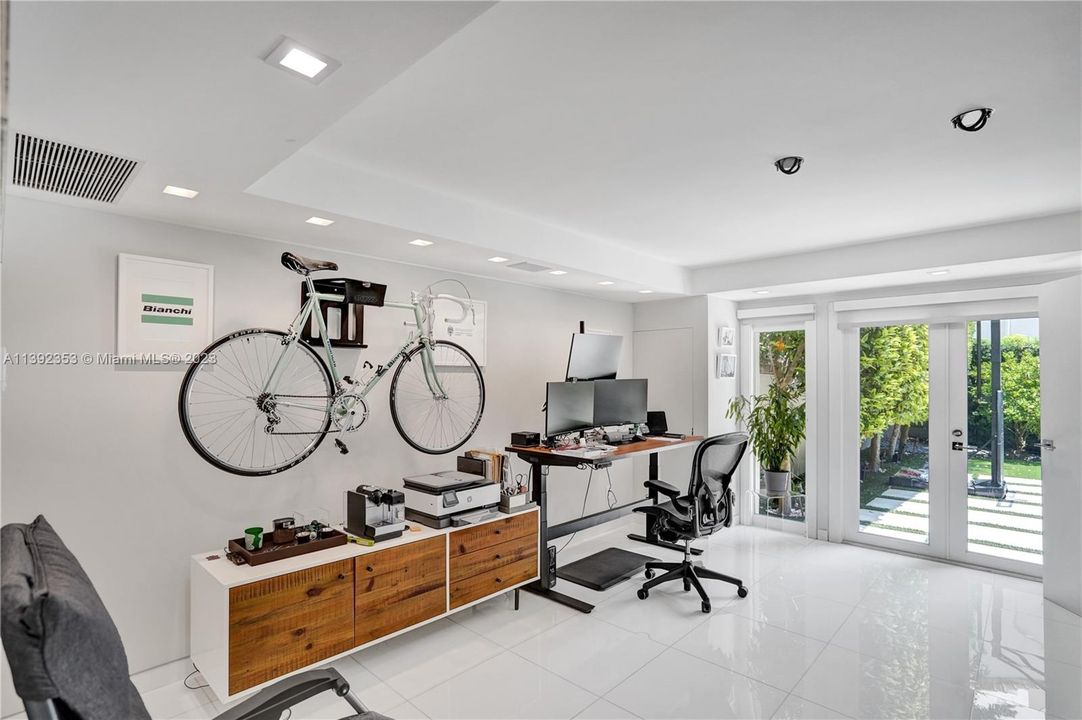 Recently Sold: $4,850,000 (5 beds, 4 baths, 5543 Square Feet)