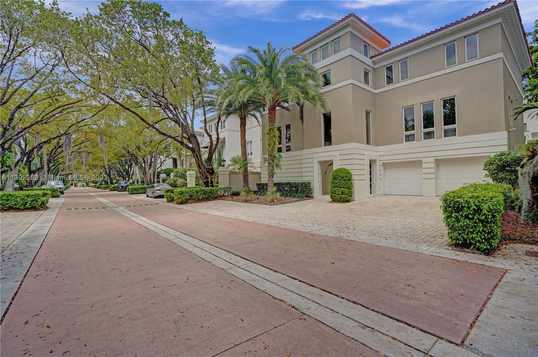 Recently Sold: $4,850,000 (5 beds, 4 baths, 5543 Square Feet)