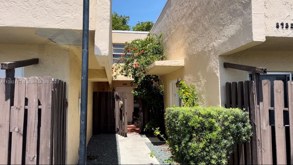 Recently Sold: $240,000 (1 beds, 1 baths, 954 Square Feet)