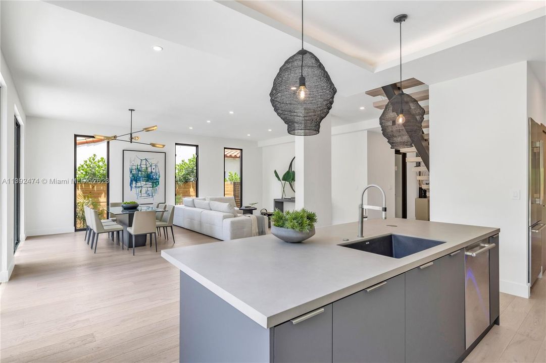Recently Sold: $2,750,000 (4 beds, 3 baths, 2760 Square Feet)