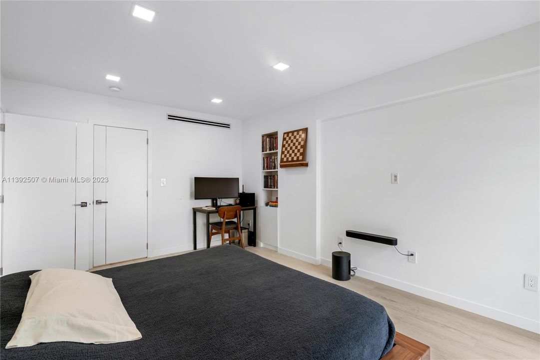 Recently Sold: $1,175,000 (3 beds, 2 baths, 1311 Square Feet)