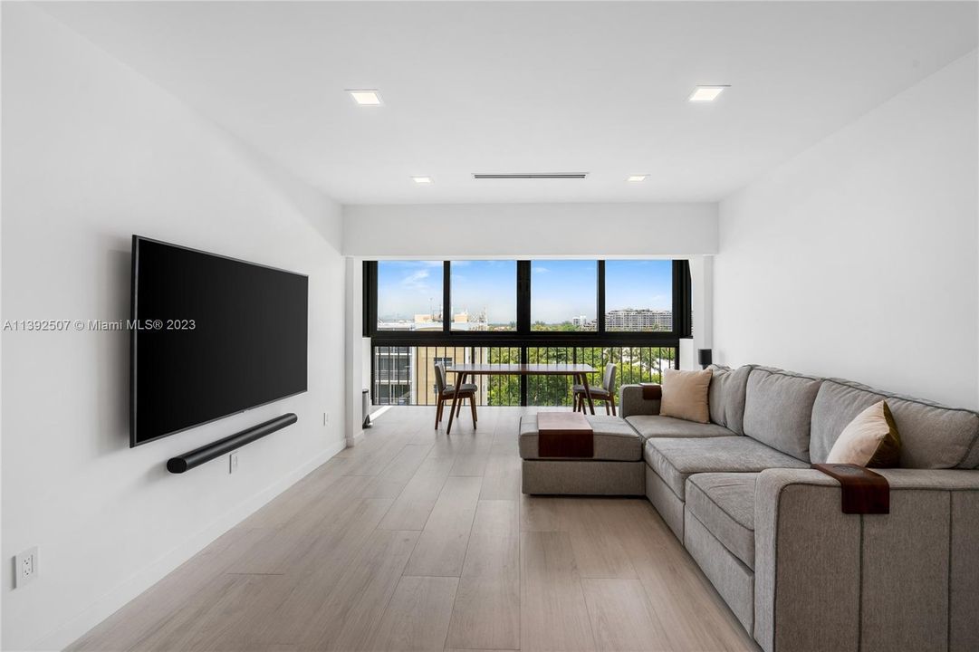 Recently Sold: $1,175,000 (3 beds, 2 baths, 1311 Square Feet)