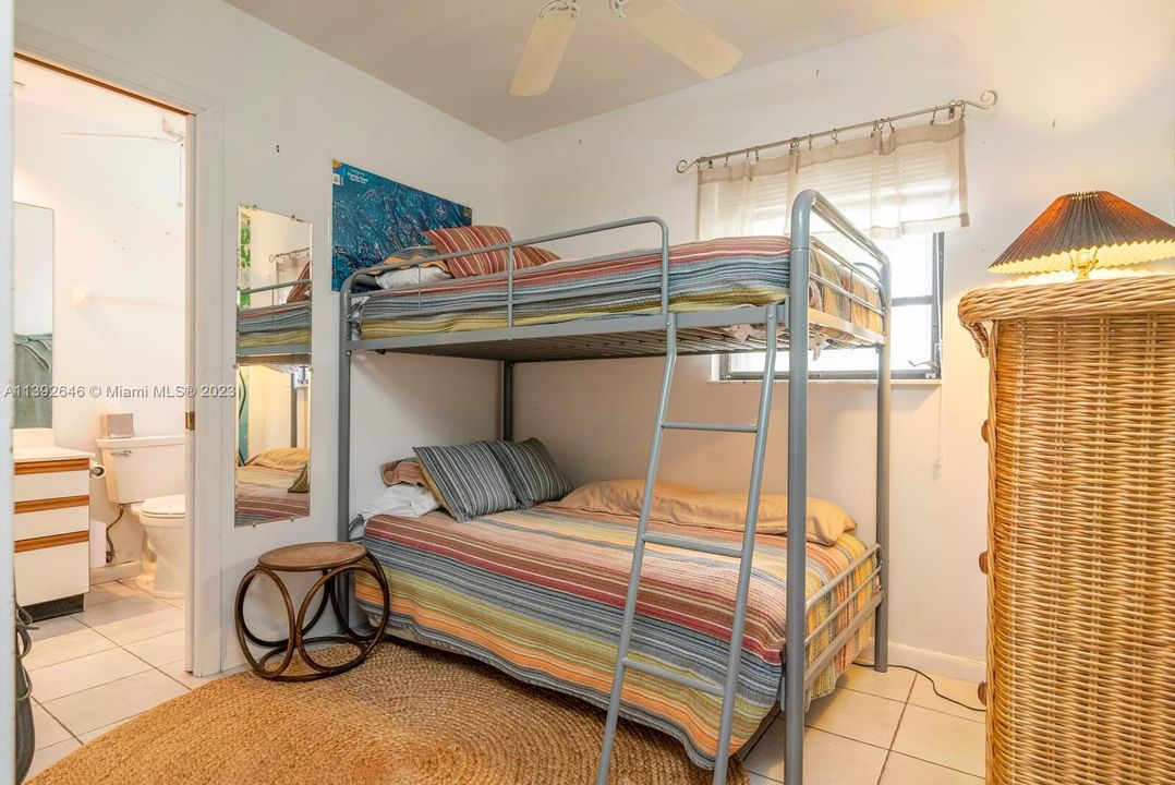 Vendido Recientemente: $999,900 (3 camas, 2 baños, 2018 Pies cuadrados)