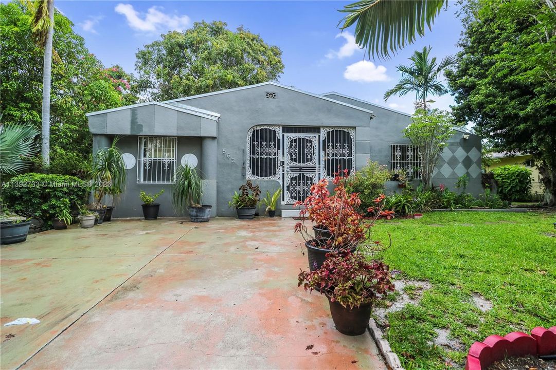 Recently Sold: $650,000 (4 beds, 2 baths, 908 Square Feet)