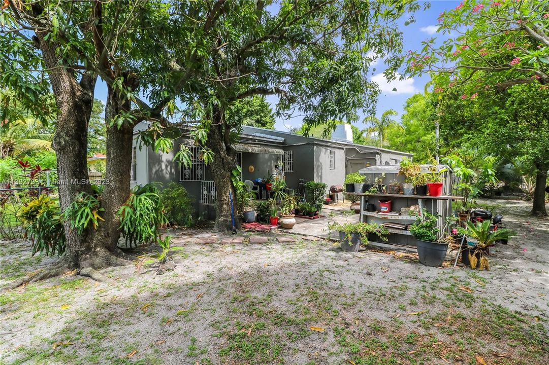 Recently Sold: $650,000 (4 beds, 2 baths, 908 Square Feet)