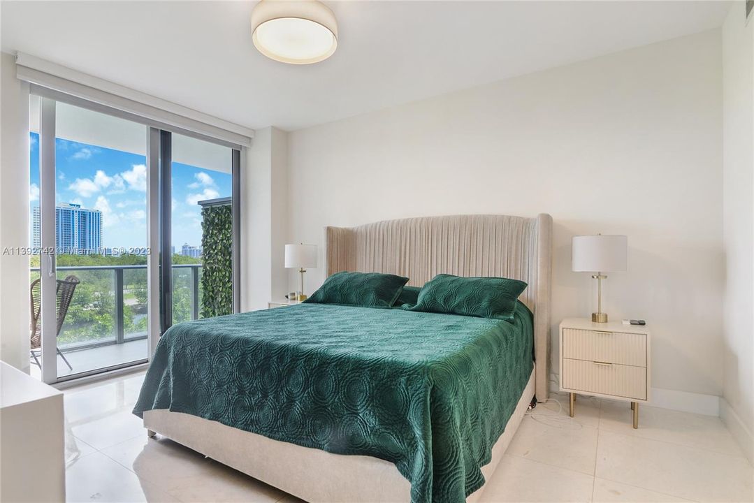 Recently Sold: $880,000 (3 beds, 3 baths, 1556 Square Feet)