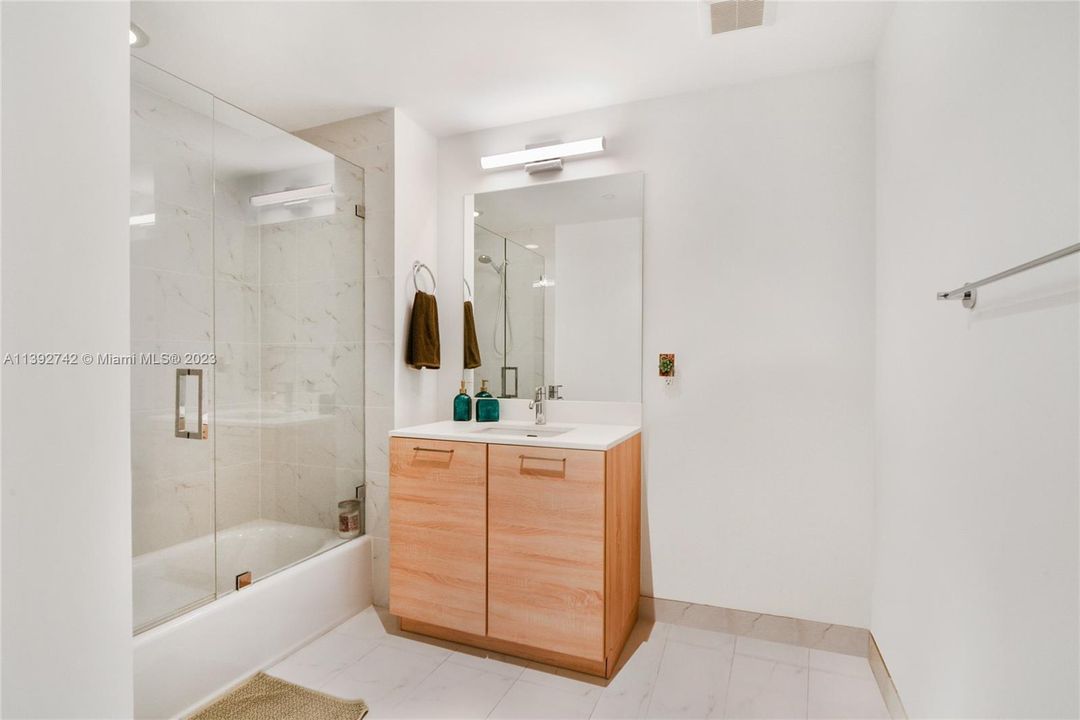 Recently Sold: $880,000 (3 beds, 3 baths, 1556 Square Feet)