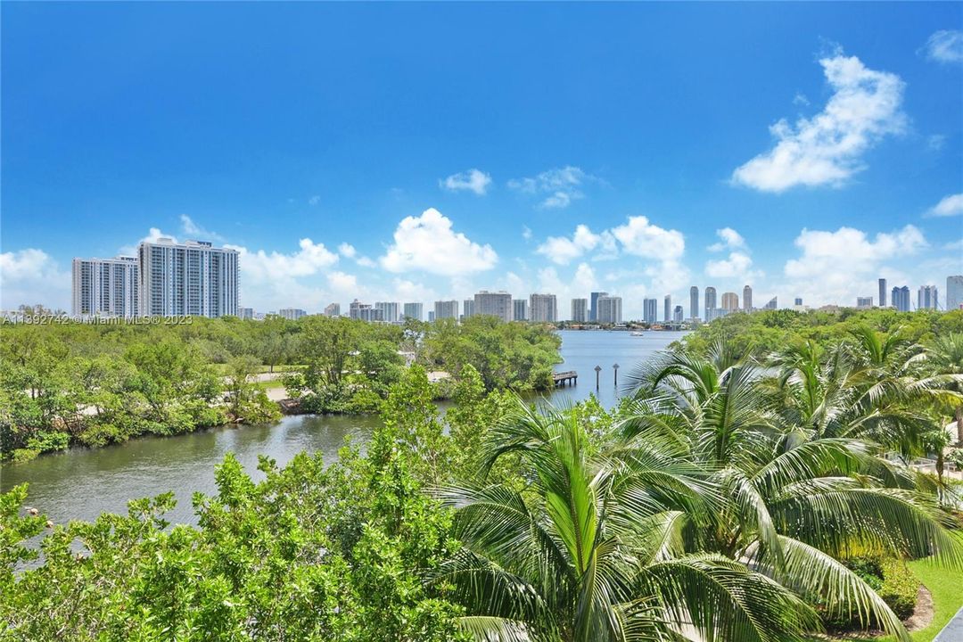 Recently Sold: $880,000 (3 beds, 3 baths, 1556 Square Feet)