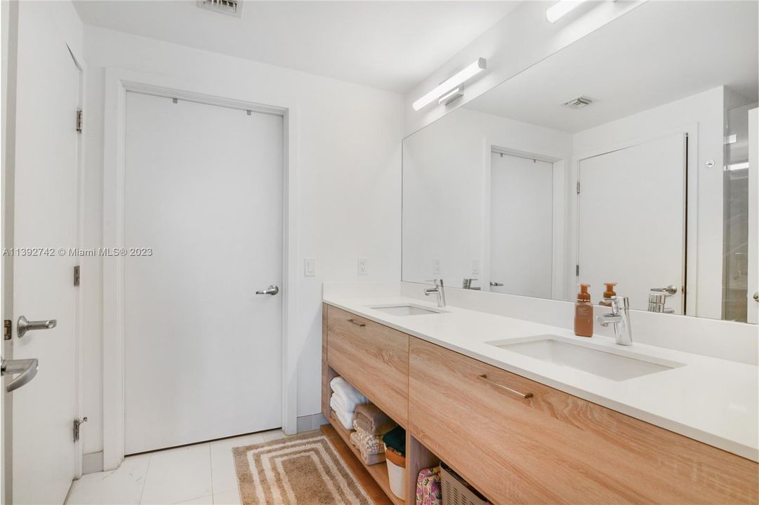 Recently Sold: $880,000 (3 beds, 3 baths, 1556 Square Feet)