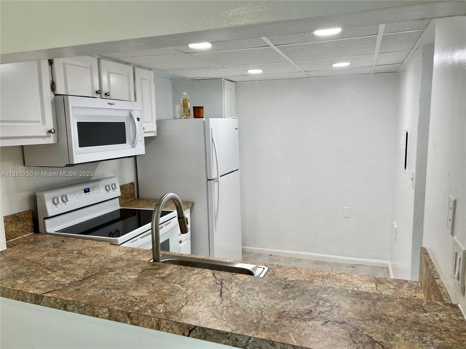 Active With Contract: $259,900 (1 beds, 1 baths, 736 Square Feet)