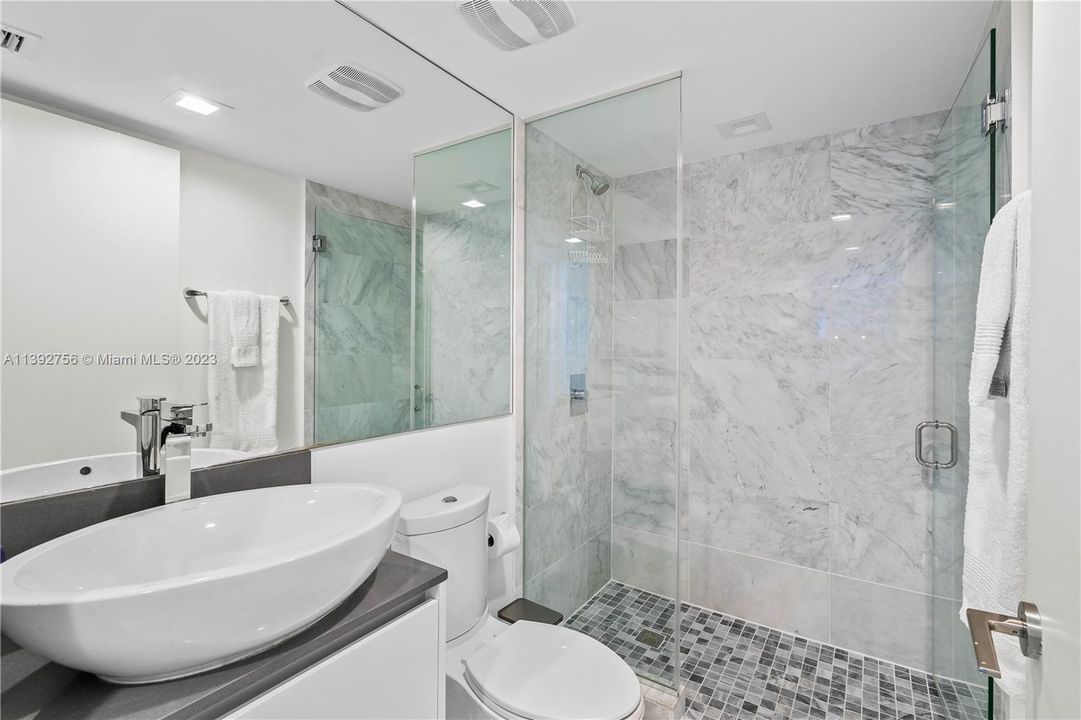 最近售出: $990,000 (2 贝兹, 2 浴室, 1142 平方英尺)