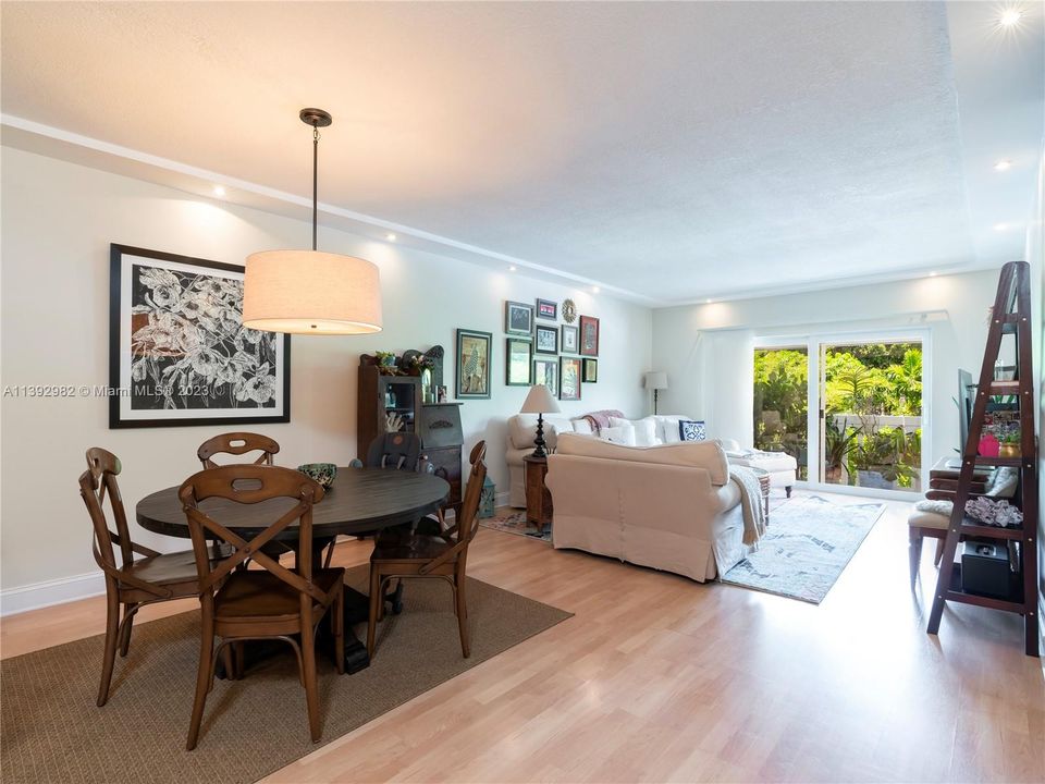 Recently Sold: $595,000 (2 beds, 2 baths, 1237 Square Feet)