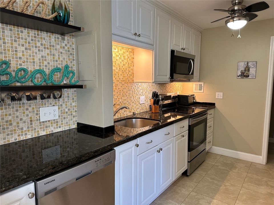 Недавно продано: $239,999 (1 спален, 1 ванн, 700 Квадратных фут)