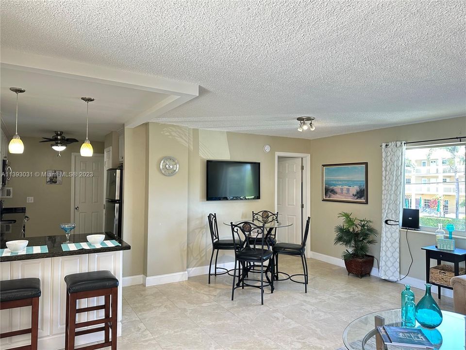 Недавно продано: $239,999 (1 спален, 1 ванн, 700 Квадратных фут)