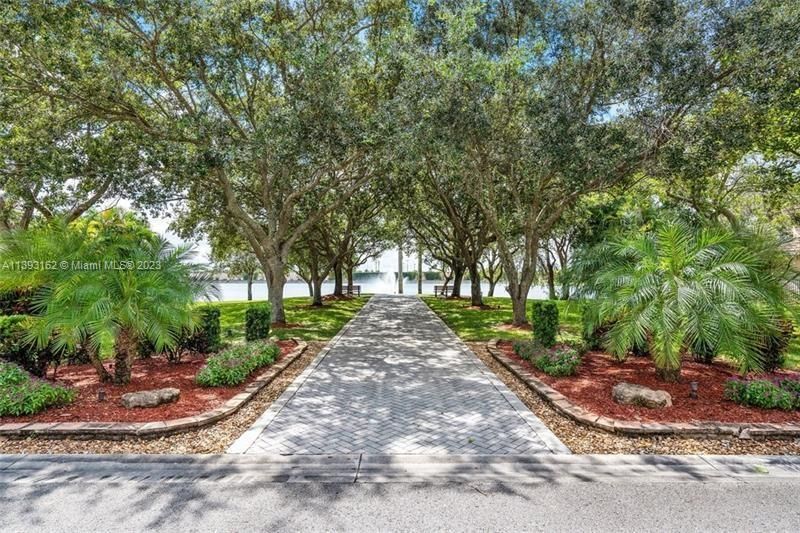 Recently Sold: $1,005,000 (4 beds, 3 baths, 3272 Square Feet)