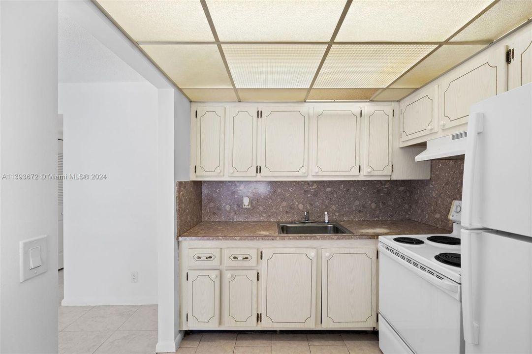 For Sale: $99,000 (1 beds, 1 baths, 738 Square Feet)