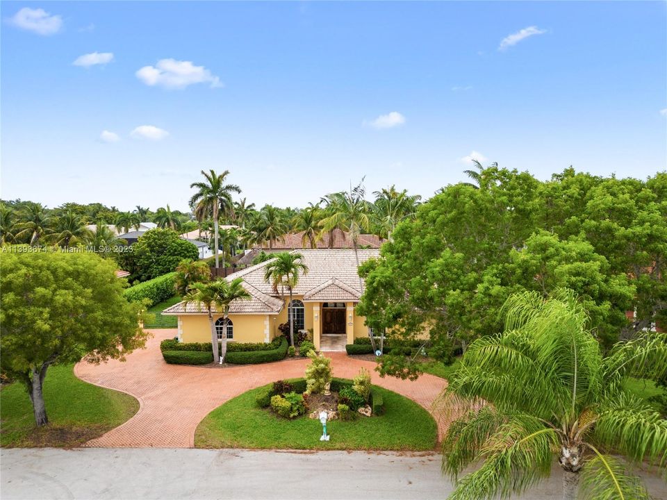 Recently Sold: $1,100,000 (4 beds, 3 baths, 2949 Square Feet)