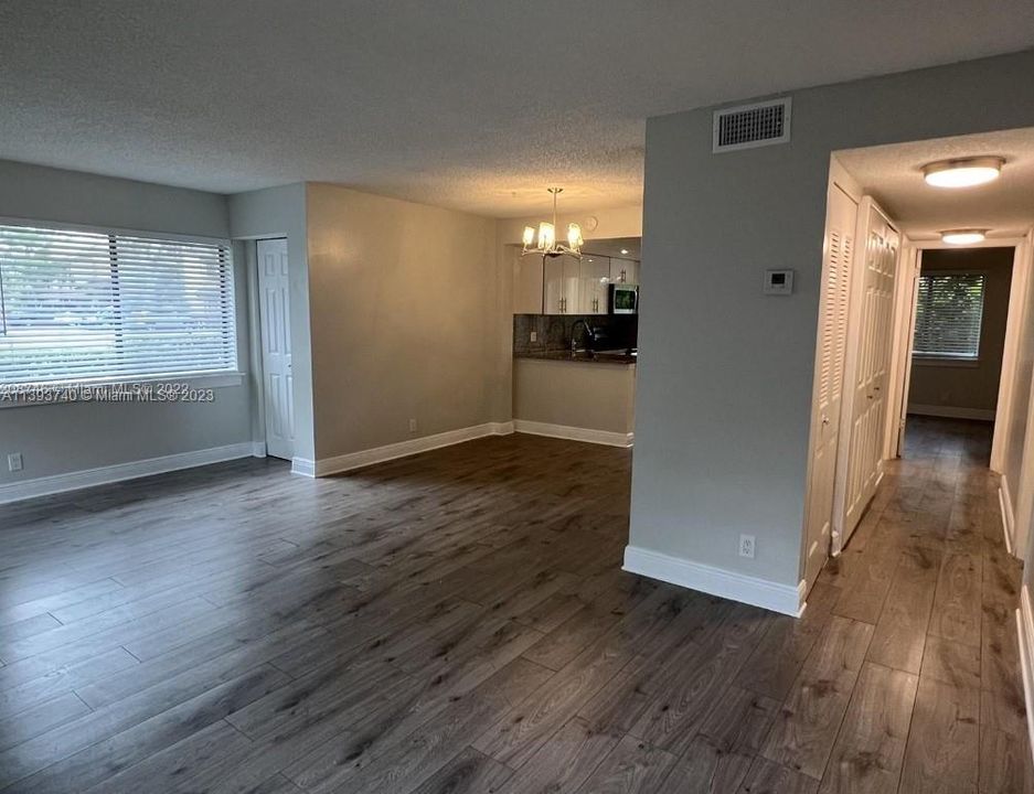 Recently Rented: $2,300 (2 beds, 1 baths, 962 Square Feet)