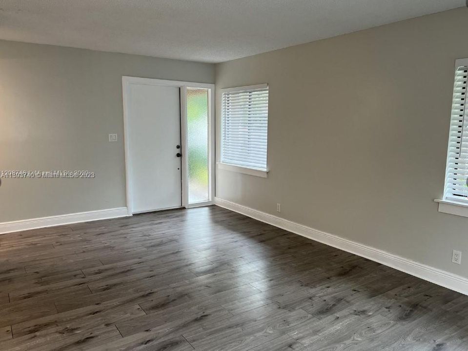 Recently Rented: $2,300 (2 beds, 1 baths, 962 Square Feet)