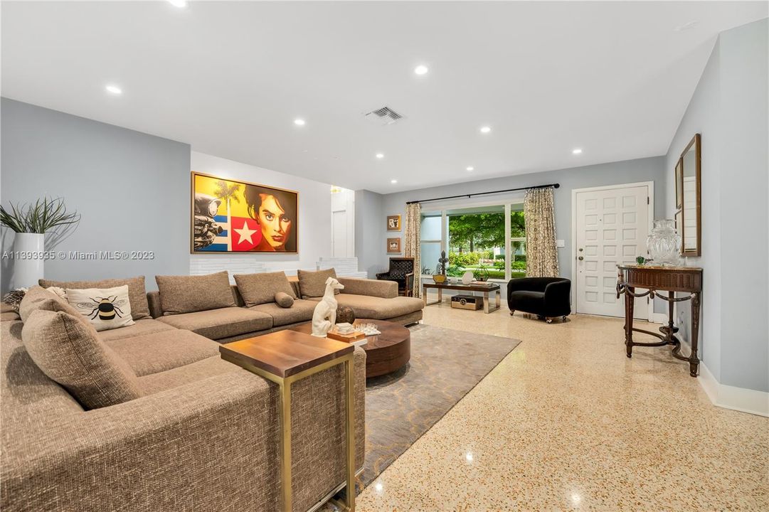 Recently Sold: $865,000 (3 beds, 2 baths, 1726 Square Feet)