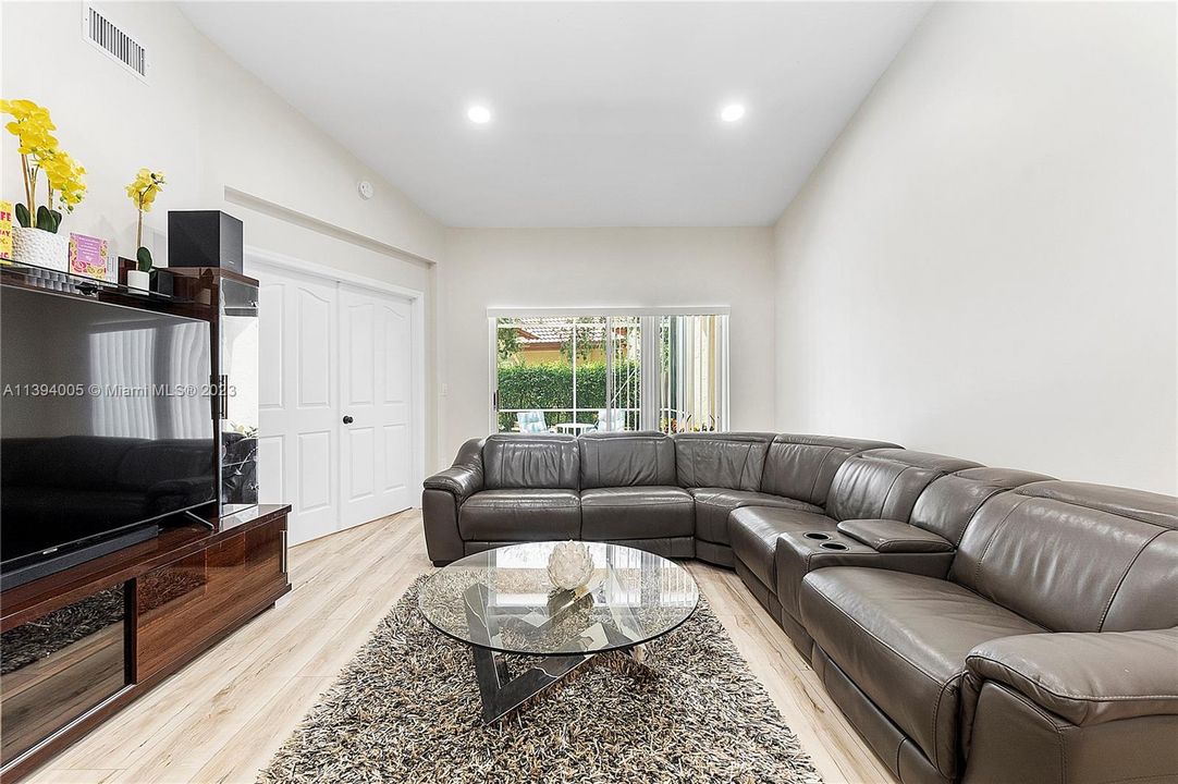 Recently Sold: $399,900 (2 beds, 2 baths, 1482 Square Feet)