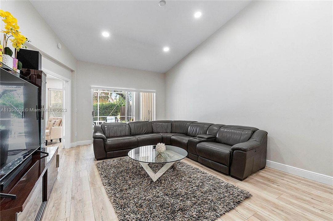 Recently Sold: $399,900 (2 beds, 2 baths, 1482 Square Feet)