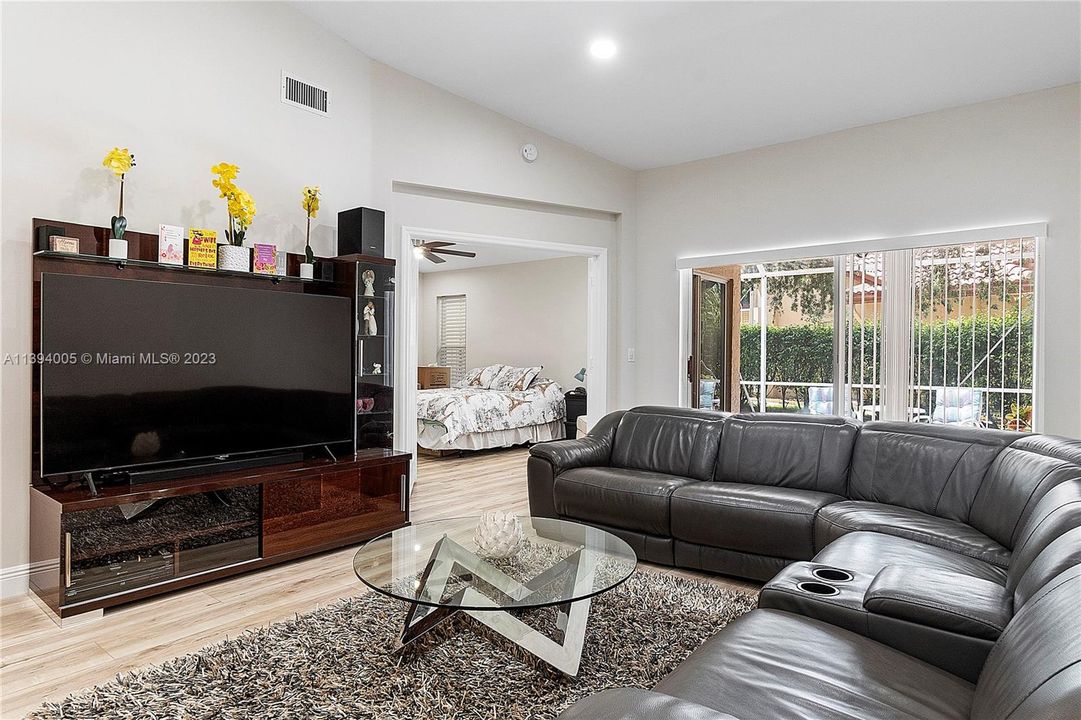 Recently Sold: $399,900 (2 beds, 2 baths, 1482 Square Feet)