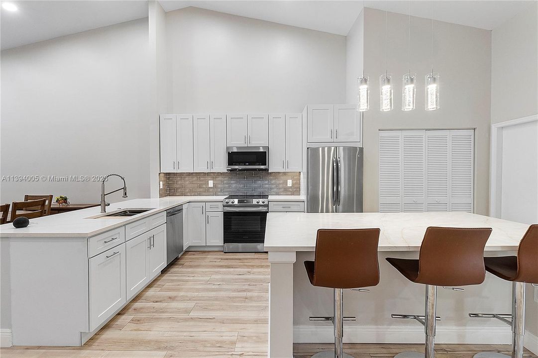 Recently Sold: $399,900 (2 beds, 2 baths, 1482 Square Feet)