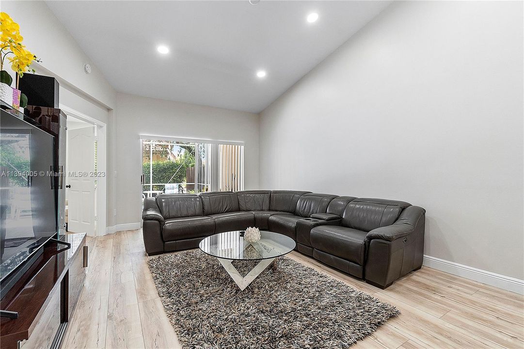 Recently Sold: $399,900 (2 beds, 2 baths, 1482 Square Feet)