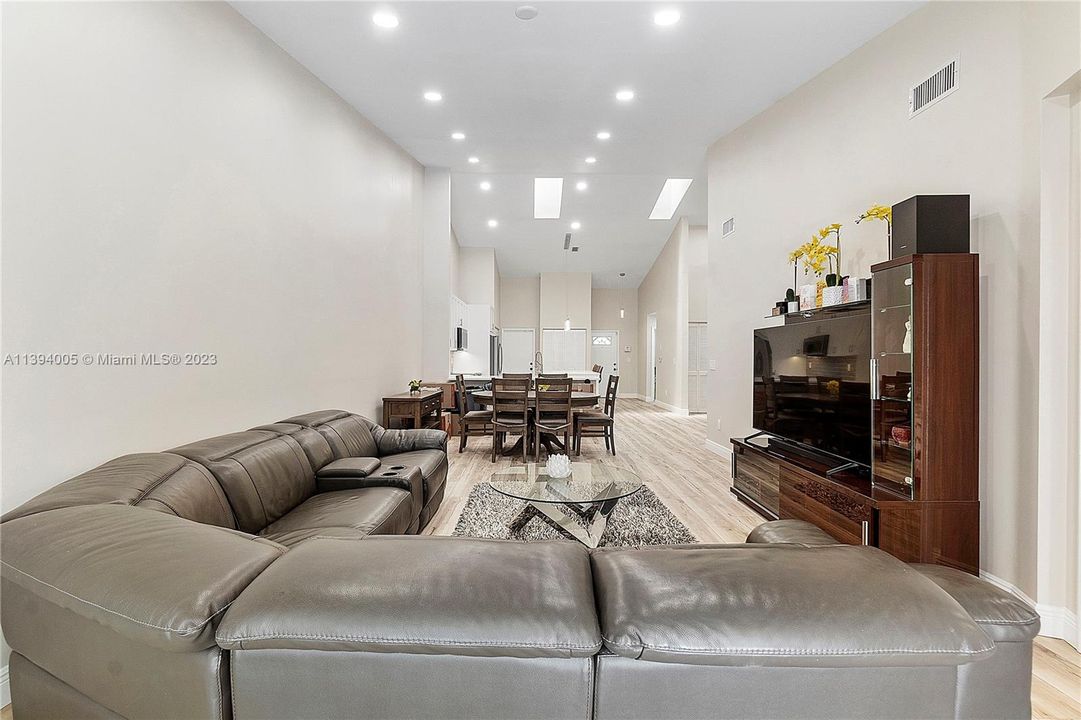 Recently Sold: $399,900 (2 beds, 2 baths, 1482 Square Feet)