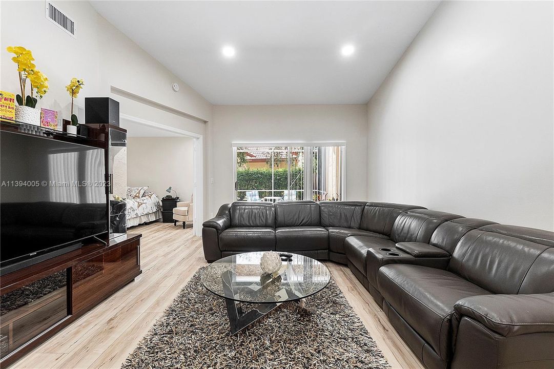 Recently Sold: $399,900 (2 beds, 2 baths, 1482 Square Feet)