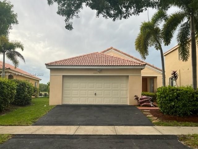 Recently Sold: $595,000 (3 beds, 2 baths, 1390 Square Feet)