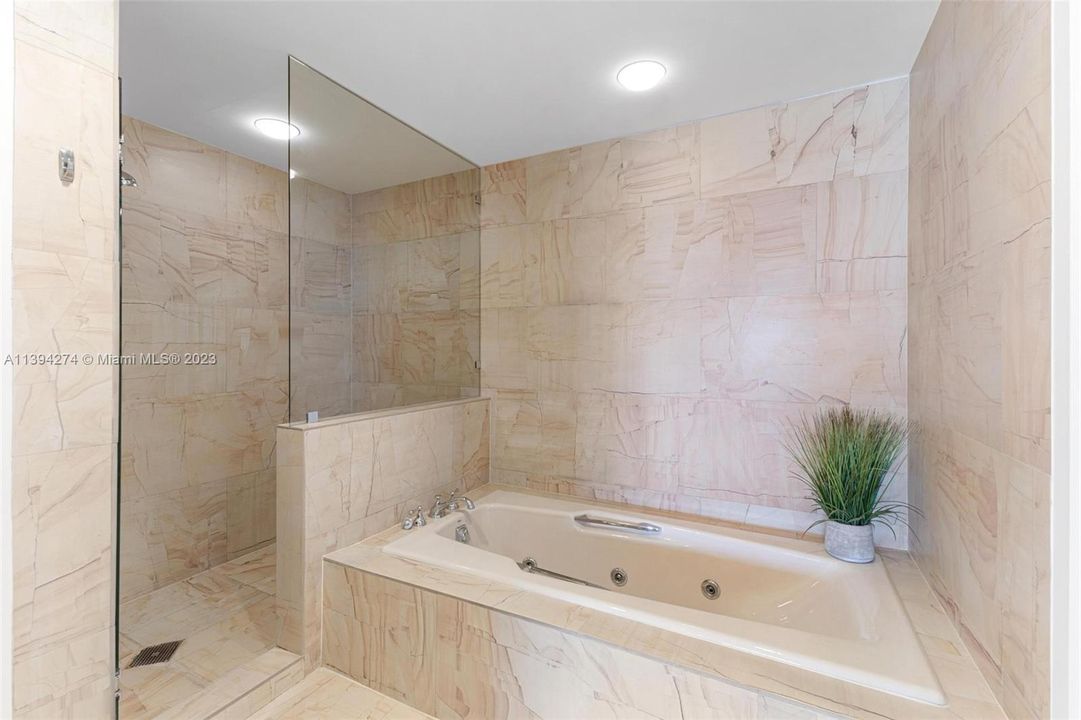 待售: $4,500,000 (3 贝兹, 3 浴室, 1950 平方英尺)