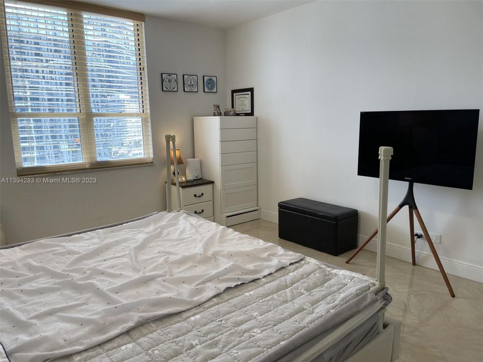 Recently Rented: $4,050 (2 beds, 2 baths, 1267 Square Feet)