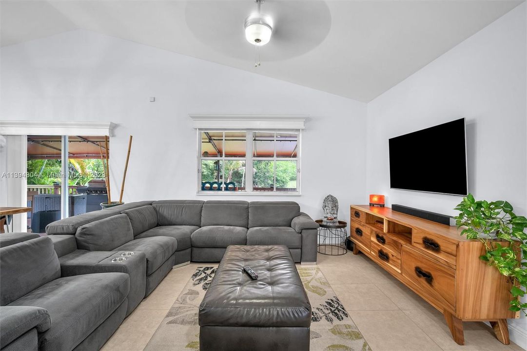 Recently Sold: $474,999 (3 beds, 2 baths, 1433 Square Feet)