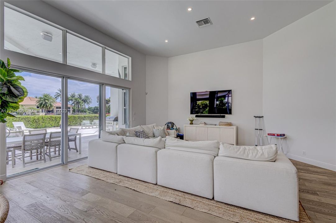 Recently Sold: $3,000,000 (5 beds, 5 baths, 4465 Square Feet)