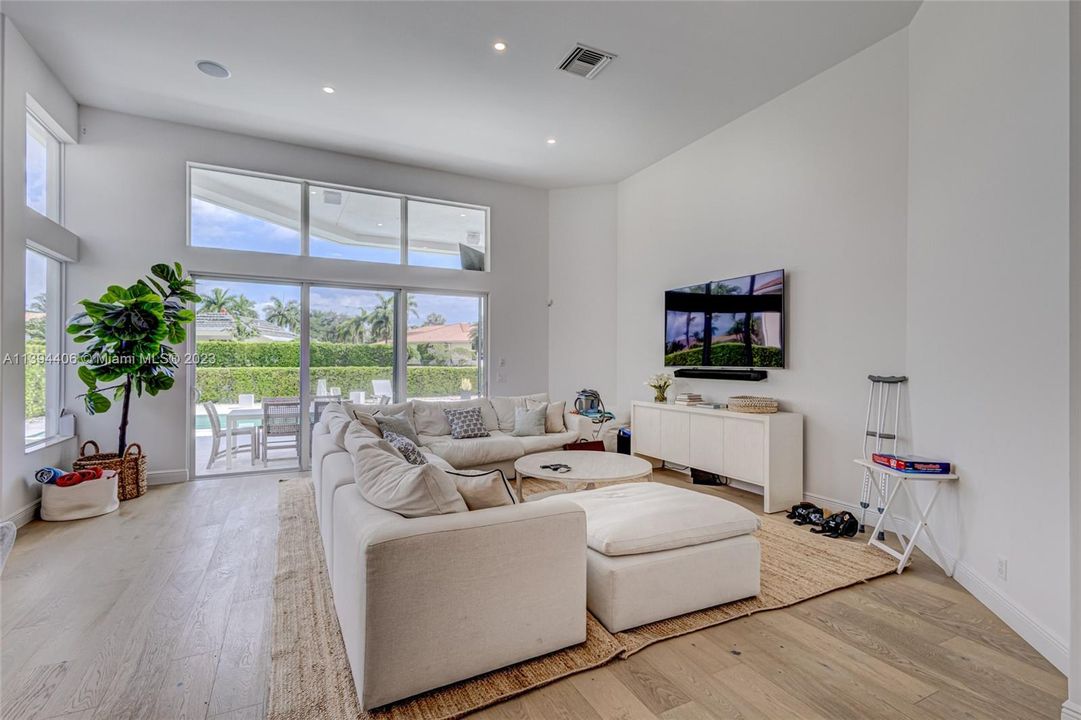 Recently Sold: $3,000,000 (5 beds, 5 baths, 4465 Square Feet)