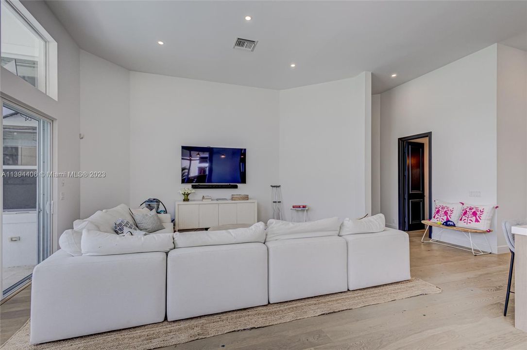 Recently Sold: $3,000,000 (5 beds, 5 baths, 4465 Square Feet)