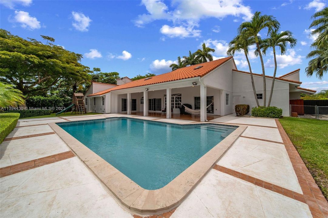 Recently Sold: $2,495,000 (5 beds, 4 baths, 3242 Square Feet)