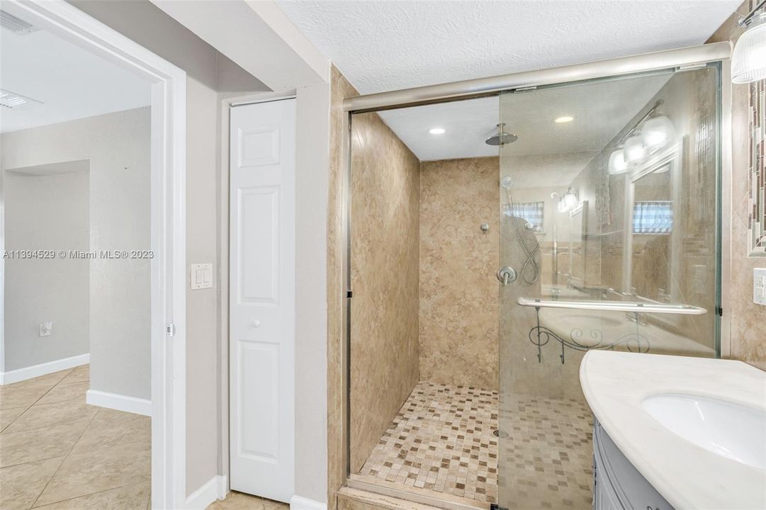 Недавно продано: $1,350,000 (5 спален, 3 ванн, 2087 Квадратных фут)