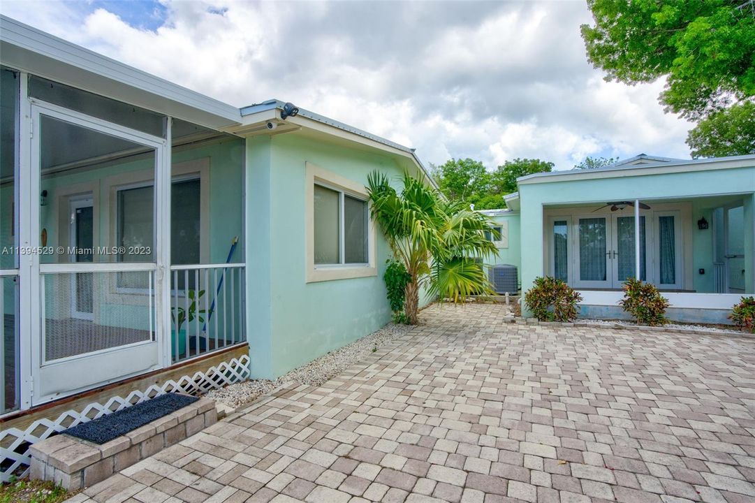 Recently Sold: $1,350,000 (5 beds, 3 baths, 2087 Square Feet)
