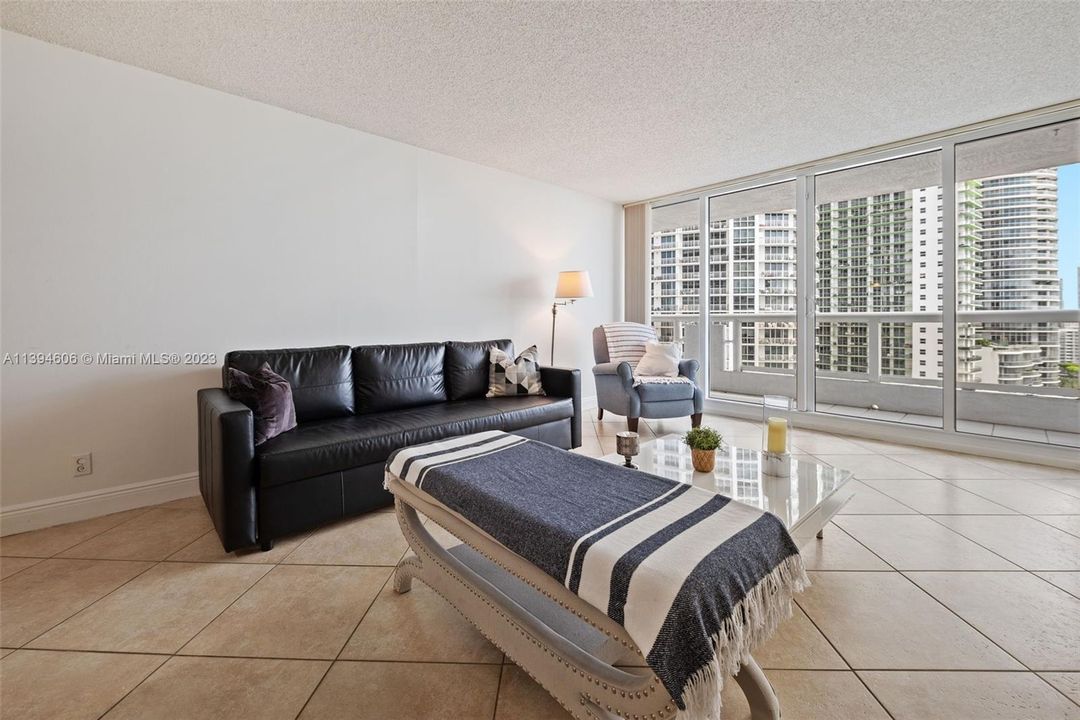 Recently Sold: $439,000 (1 beds, 1 baths, 1001 Square Feet)