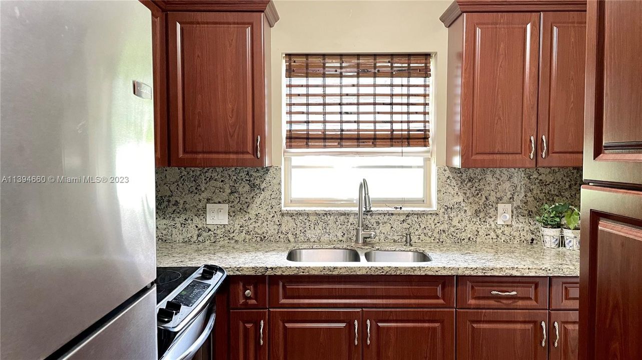 Upgraded Kitchen Custom Cabinets and Granite Countertops
