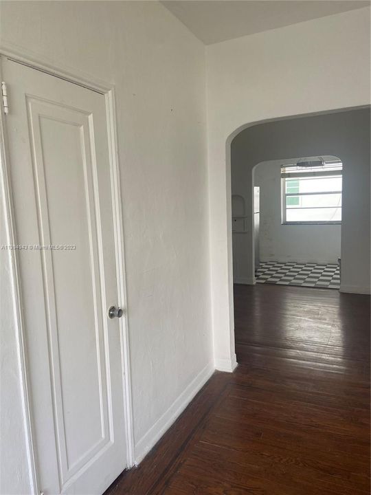 Recently Sold: $268,900 (1 beds, 1 baths, 696 Square Feet)