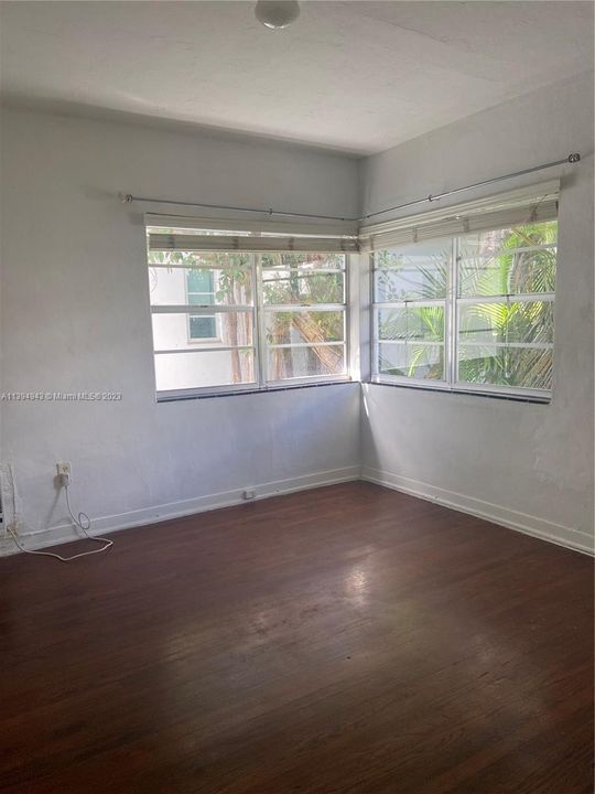 Recently Sold: $268,900 (1 beds, 1 baths, 696 Square Feet)