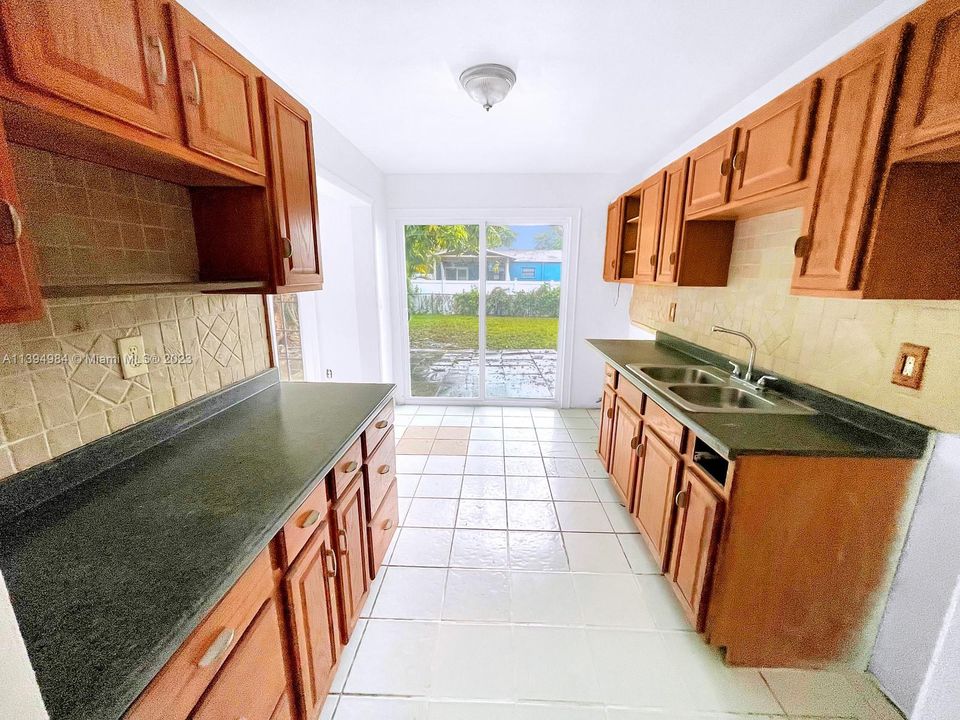 Recently Sold: $325,000 (3 beds, 1 baths, 1096 Square Feet)