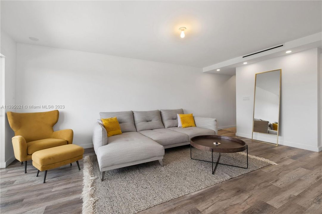Recently Sold: $425,000 (2 beds, 2 baths, 821 Square Feet)