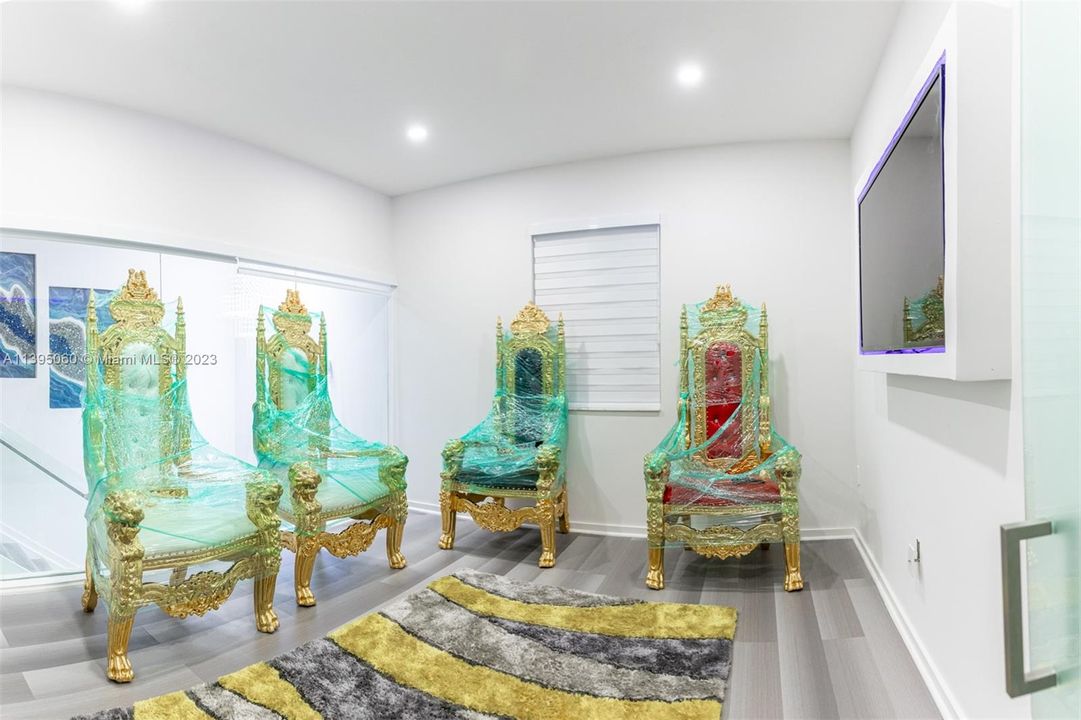 Recently Rented: $5,500 (5 beds, 3 baths, 3340 Square Feet)